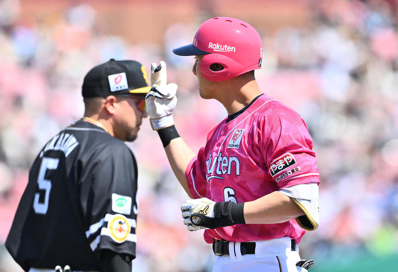 楽天対ソフトバンク　2回裏楽天1死一、三塁、村林一輝（右）は中前先制適時打を放ちポーズを決める（撮影・滝沢徹郎）　