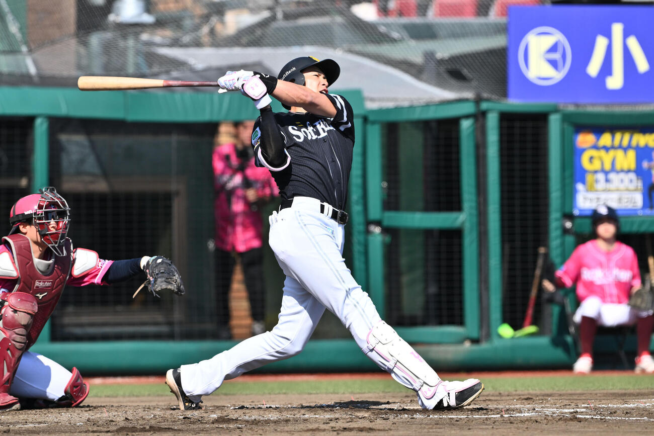 楽天対ソフトバンク　7回表ソフトバンク1死、柳田悠岐は右越えソロ本塁打を放つ（撮影・滝沢徹郎）　