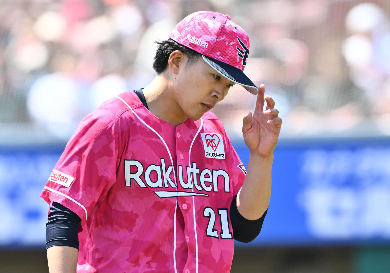 楽天対ソフトバンク　1回表を投げ終え引き揚げる楽天先発の早川隆久（撮影・滝沢徹郎）　
