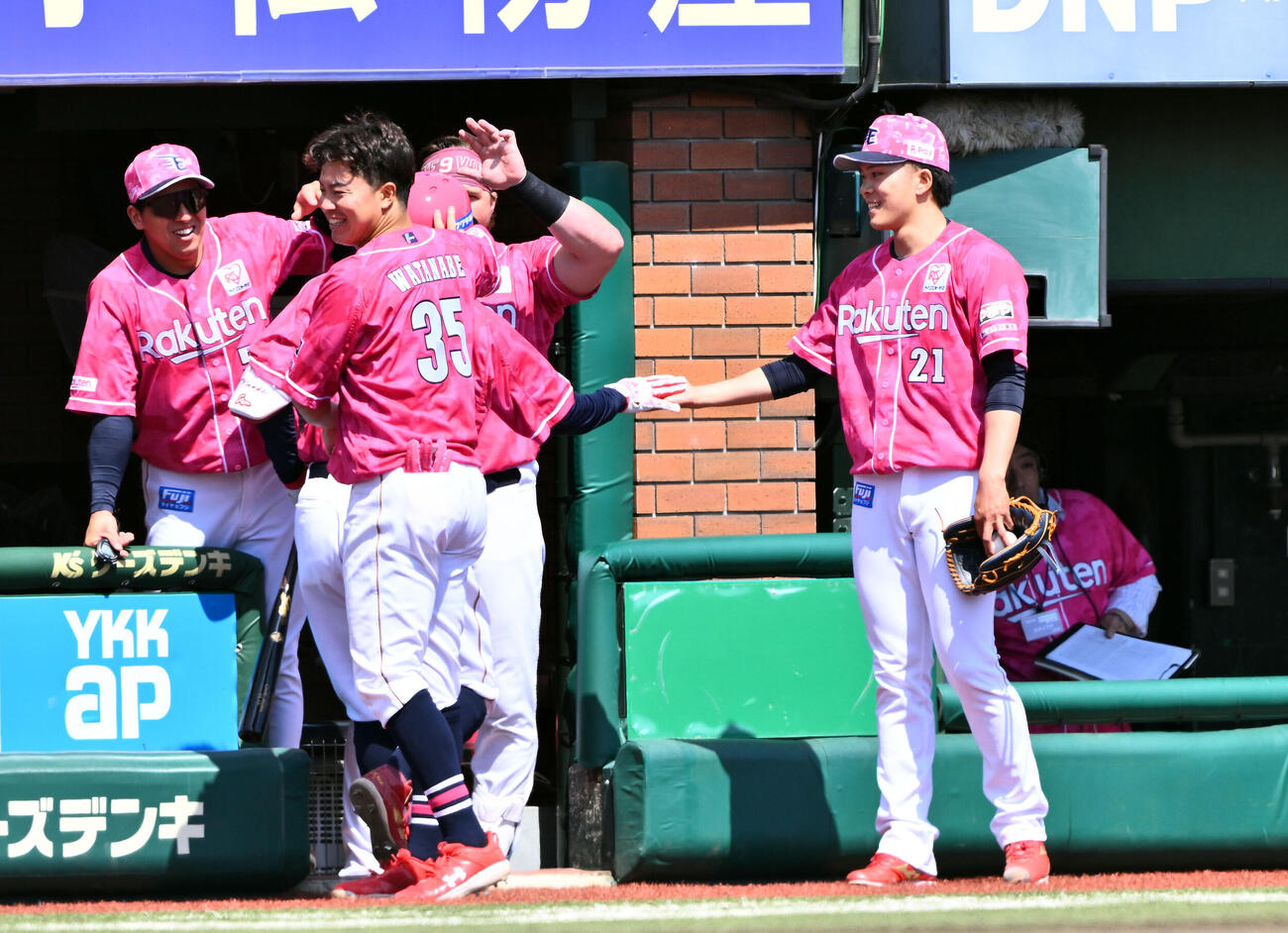 楽天対ソフトバンク　2回裏楽天2死一、二塁、3点本塁打を放った佐藤直樹を迎える早川隆久（右）（撮影・滝沢徹郎）　