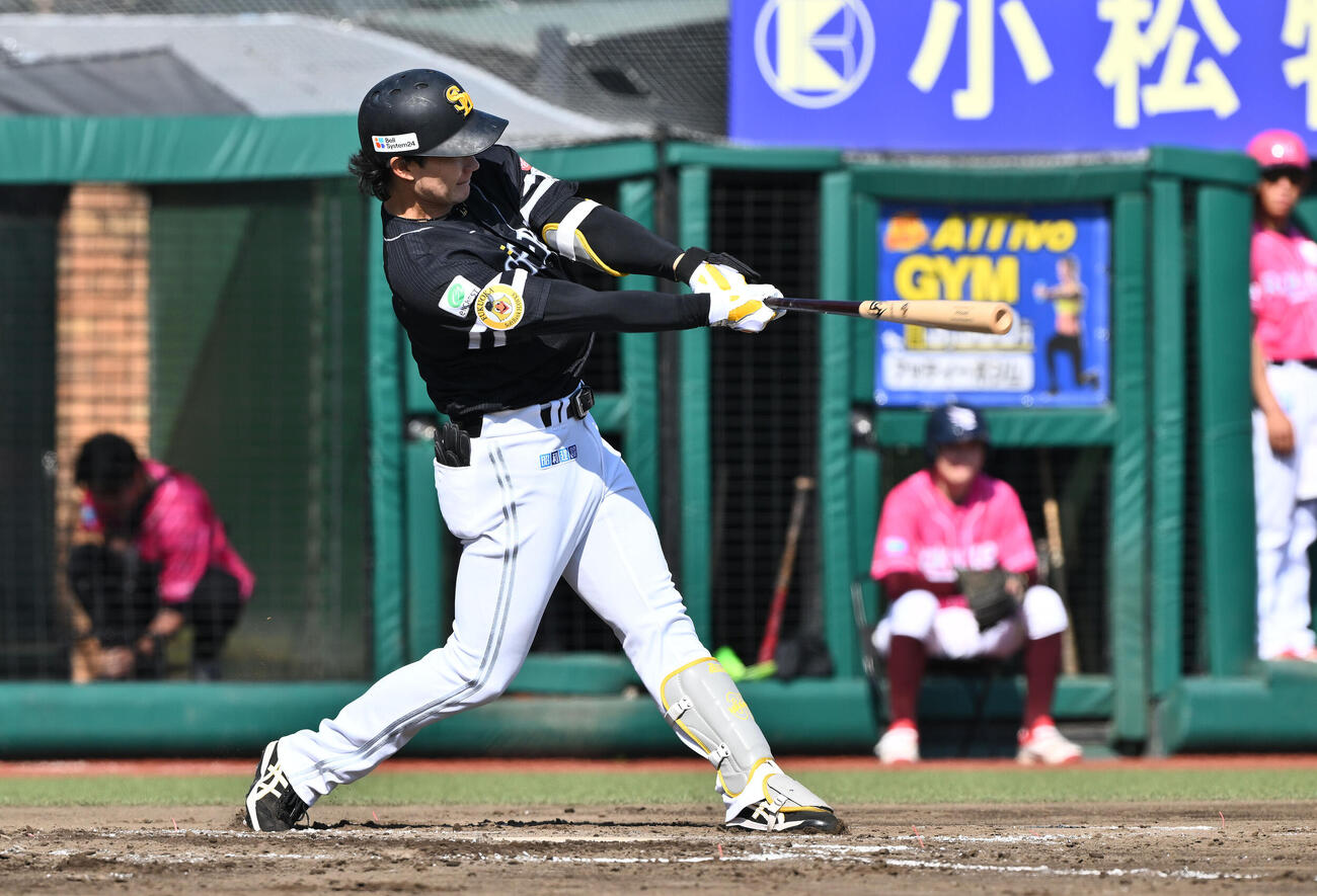 楽天対ソフトバンク　7回表ソフトバンク1死、正木智也は2打者連続となる左越えソロ本塁打を放つ（撮影・滝沢徹郎）　
