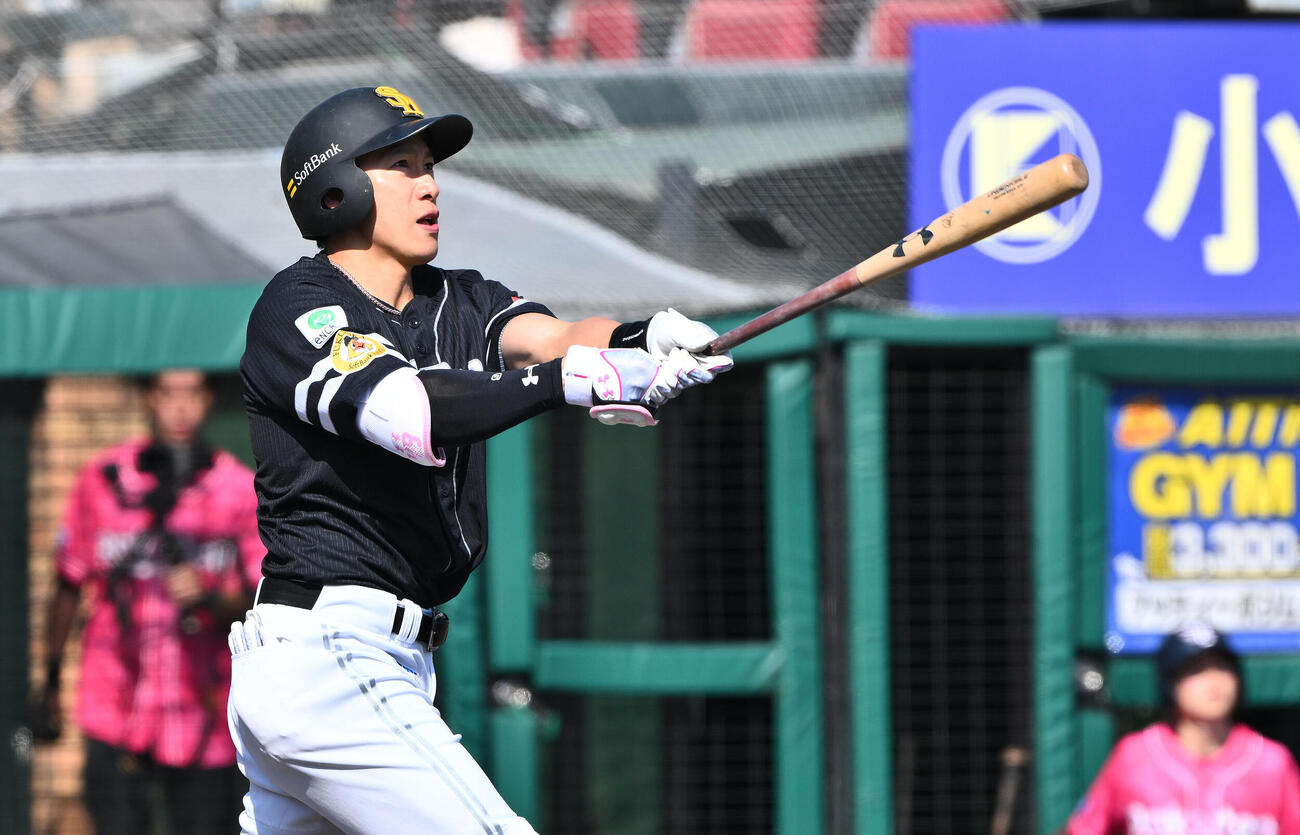 楽天対ソフトバンク　7回表ソフトバンク1死、柳田悠岐は右越えソロ本塁打を放つ（撮影・滝沢徹郎）　