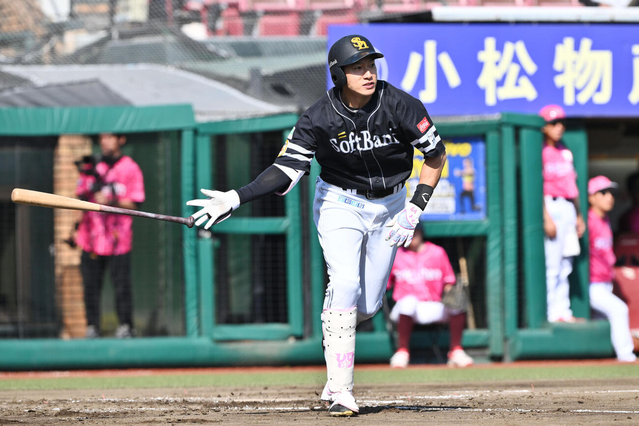 楽天対ソフトバンク　7回表ソフトバンク1死、柳田悠岐は右越えソロ本塁打を放つ（撮影・滝沢徹郎）　