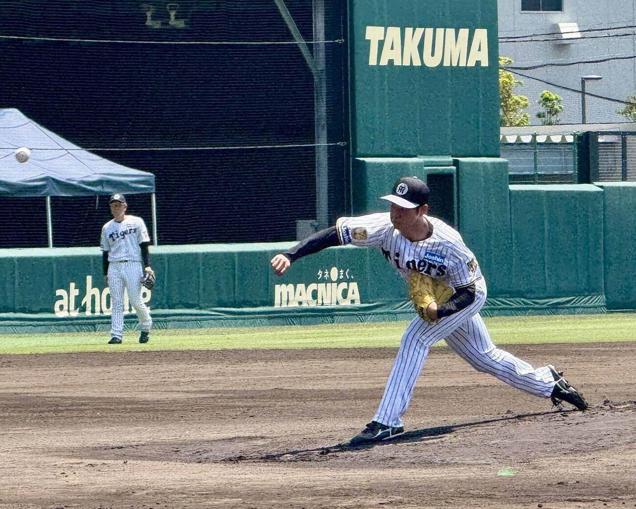 シート打撃で登板する、阪神・下村海翔投手
