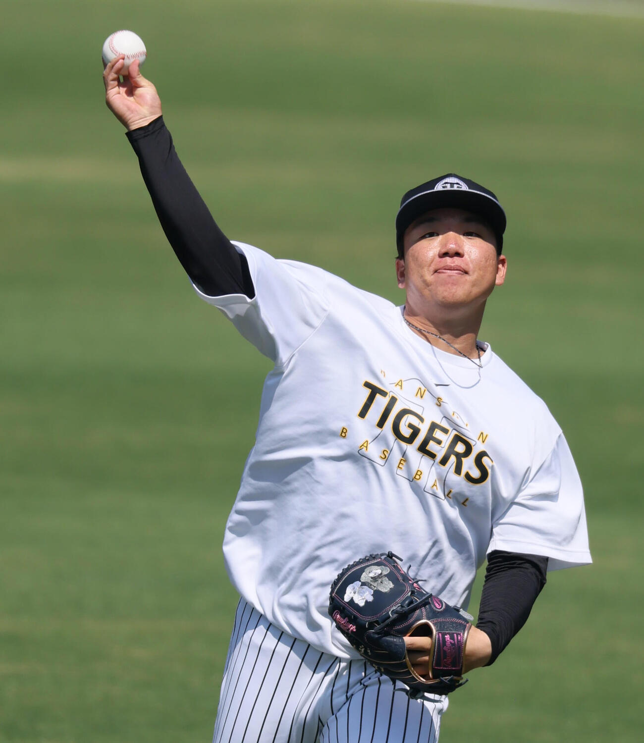 阪神対広島　練習でキャッチボールする阪神村上頌樹（撮影・加藤哉）