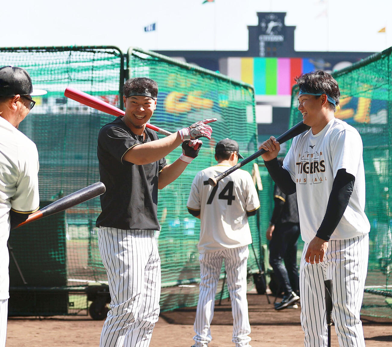 阪神対広島　試合前の練習で阪神小谷野栄一打撃チーフコーチ（左）と笑顔で話す佐藤輝明（中央）と森下翔太（撮影・上山淳一）