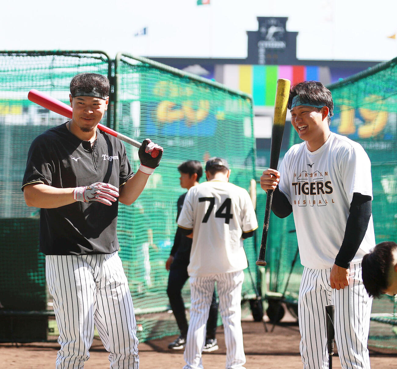 阪神対広島　試合前の練習で笑顔を見せる阪神佐藤輝明（左）と森下翔太（撮影・上山淳一）