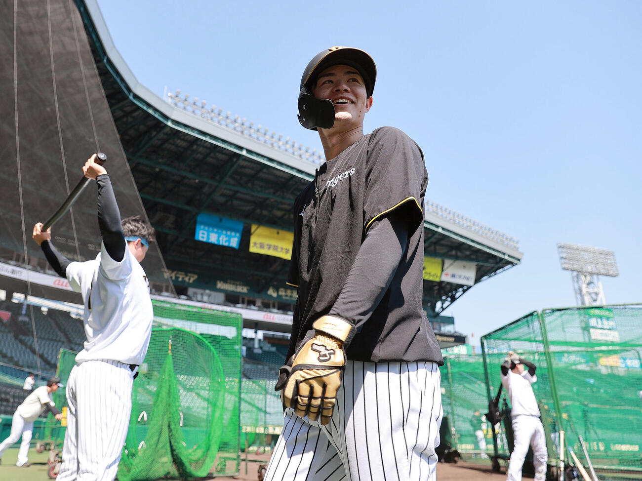 阪神対広島　試合前の練習でリラックスした表情を見せる阪神中野拓夢（撮影・上山淳一）