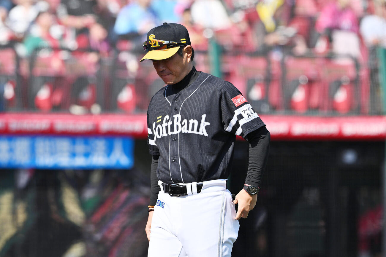 楽天対ソフトバンク　交代を告げベンチに戻るソフトバンク小久保裕紀監督（撮影・滝沢徹郎）