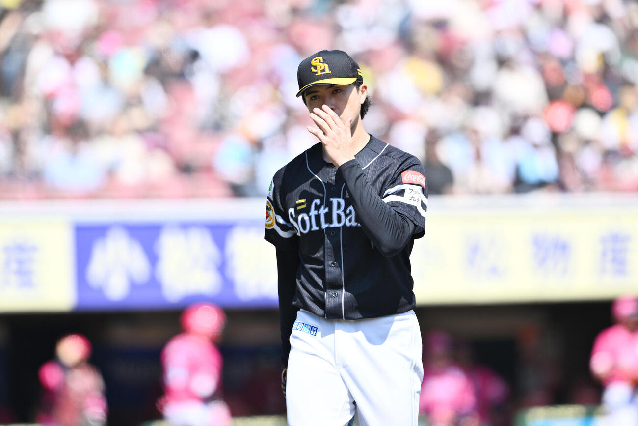 楽天対ソフトバンク　2回裏を投げ終え、ベンチに戻るソフトバンク上沢直之（撮影・滝沢徹郎）　