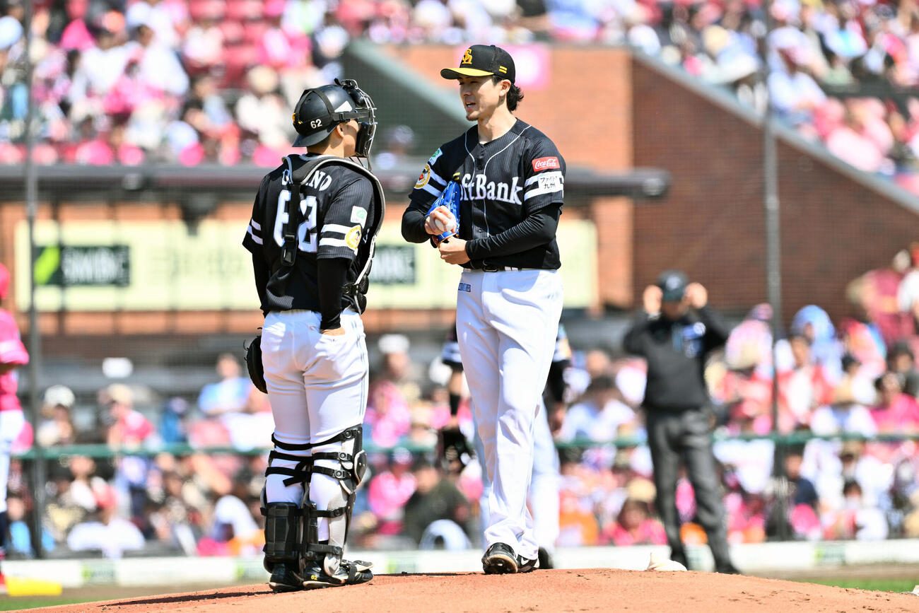 楽天対ソフトバンク　2回裏、ピンチに話すソフトバンク先発の上沢直之（右）と海野隆司（撮影・滝沢徹郎）　