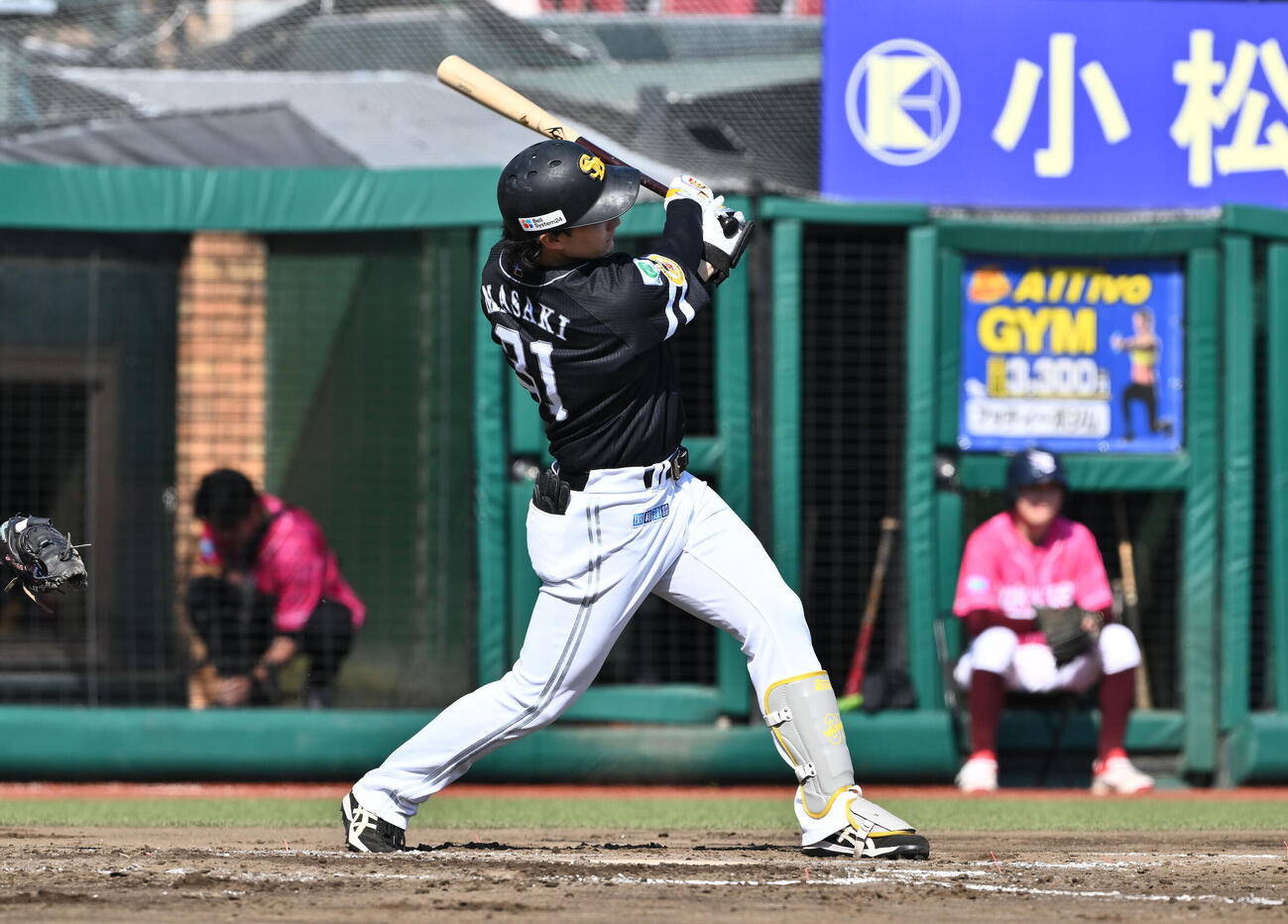 楽天対ソフトバンク　7回表ソフトバンク1死、正木智也は2打者連続となる左越えソロ本塁打を放つ（撮影・滝沢徹郎）　