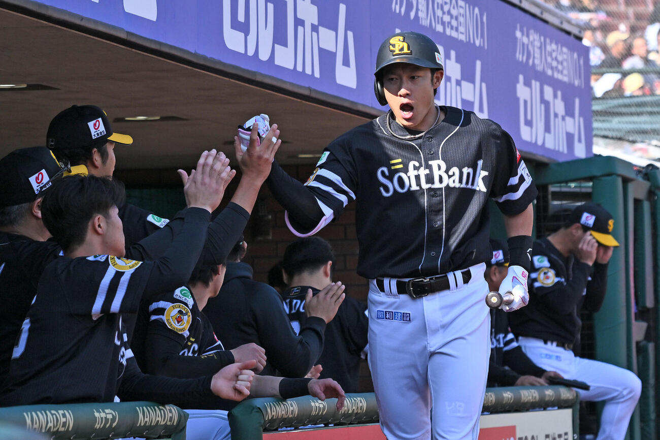 楽天対ソフトバンク　7回表ソフトバンク1死、ソロ本塁打を放った柳田悠岐（右）はチームメートとタッチをかわす（撮影・滝沢徹郎）　