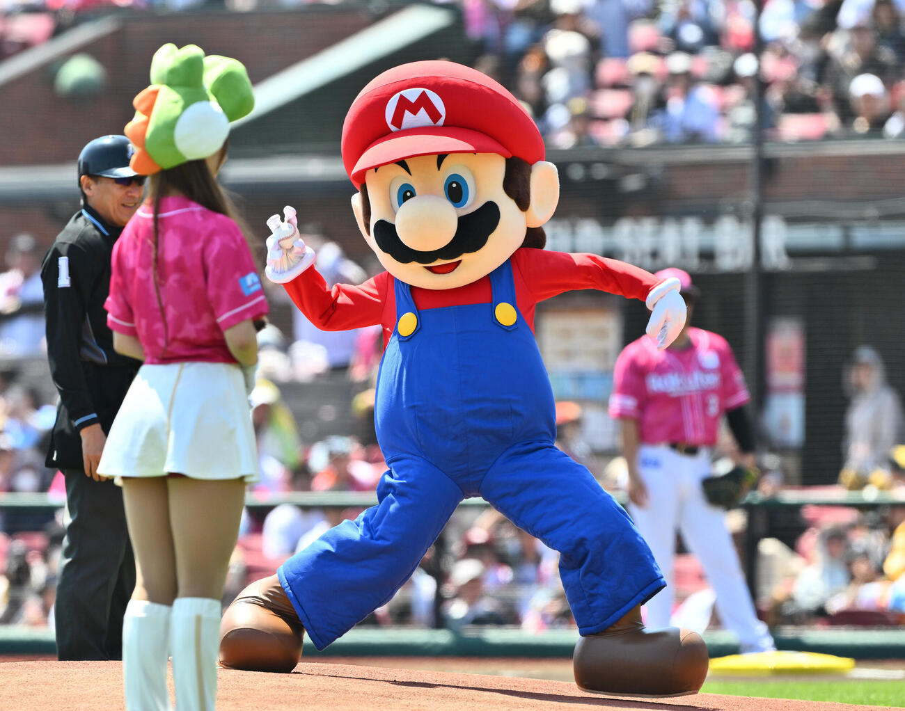 楽天対ソフトバンク　始球式で投球するマリオ（撮影・滝沢徹郎）　