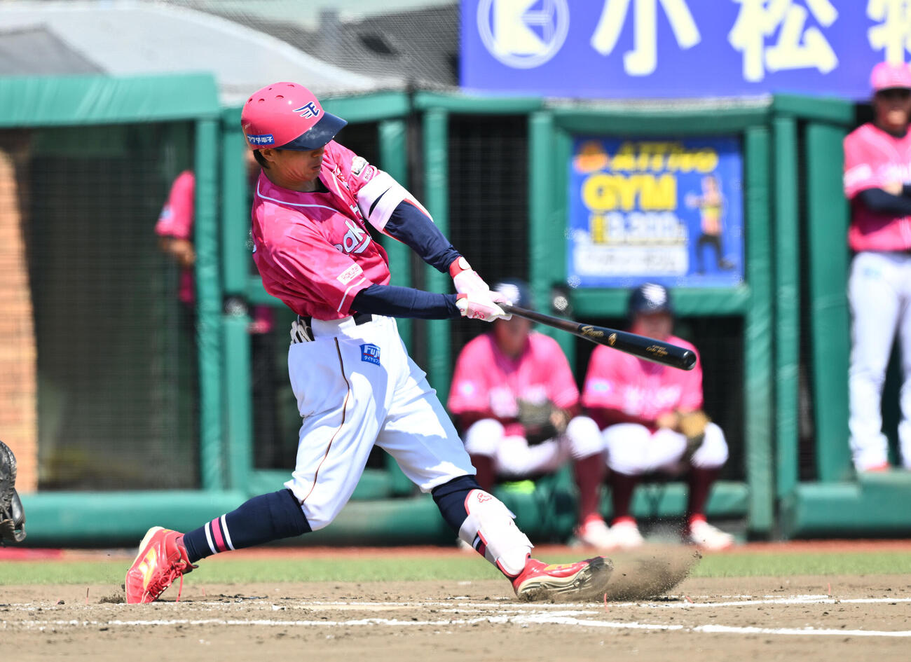 楽天対ソフトバンク　2回裏楽天2死一、二塁、佐藤直樹は左越え3点本塁打を放つ（撮影・滝沢徹郎）　