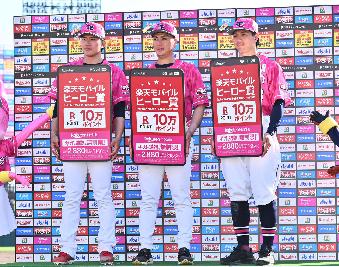 楽天対ソフトバンク　楽天モバイルヒーロー賞の目録を手に記念撮影する楽天の、左から早川隆久、村林一輝、佐藤直樹（撮影・滝沢徹郎）　