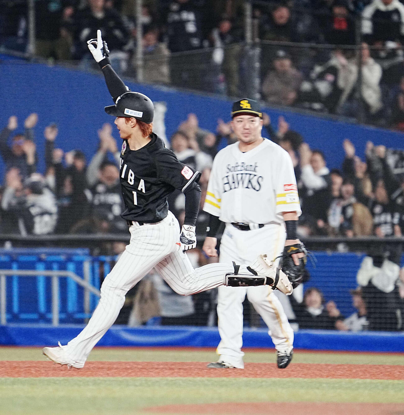 ロッテ対ソフトバンク　9回裏ロッテ2死二、三塁、藤原はサヨナラの2点右適時二塁打を放つ（撮影・小沢裕）