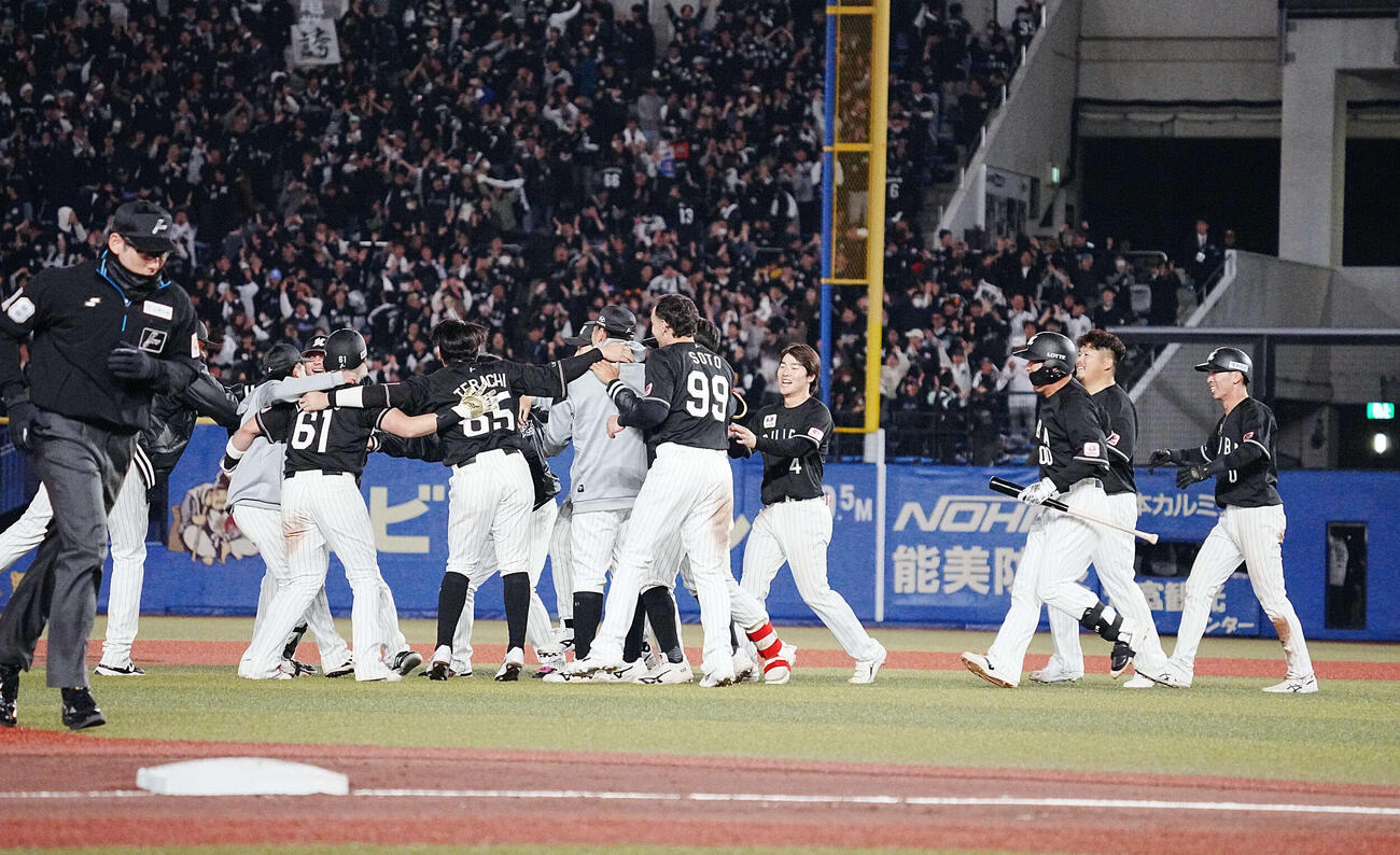 ロッテ対ソフトバンク　9回裏ロッテ2死二、三塁、藤原のサヨナラ2点右適時二塁打に沸くロッテナイン（撮影・小沢裕）