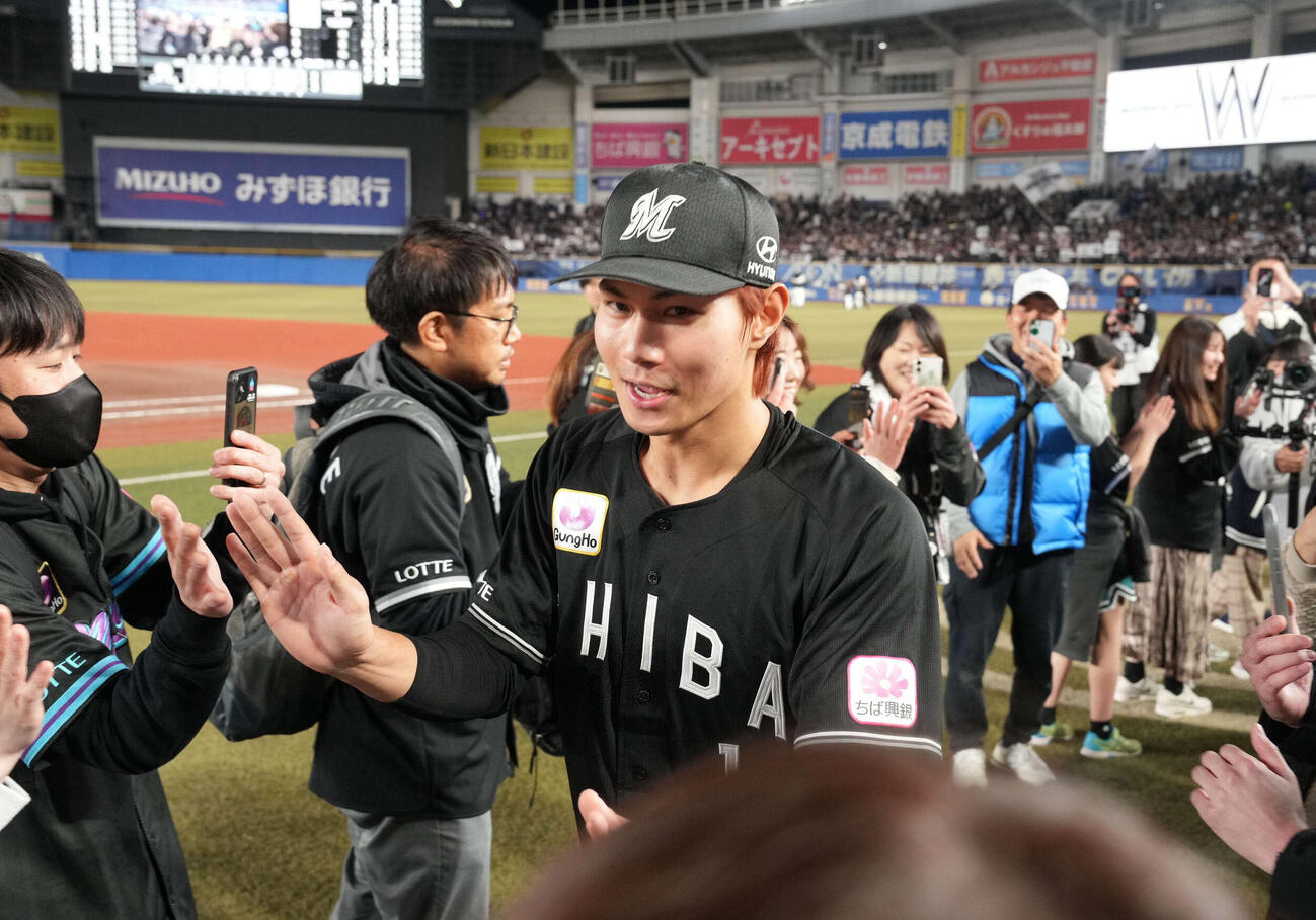 ロッテ対ソフトバンク　サヨナラ打のロッテ藤原は歓喜のファンと勝利のハイタッチに笑顔を見せる（撮影・小沢裕）