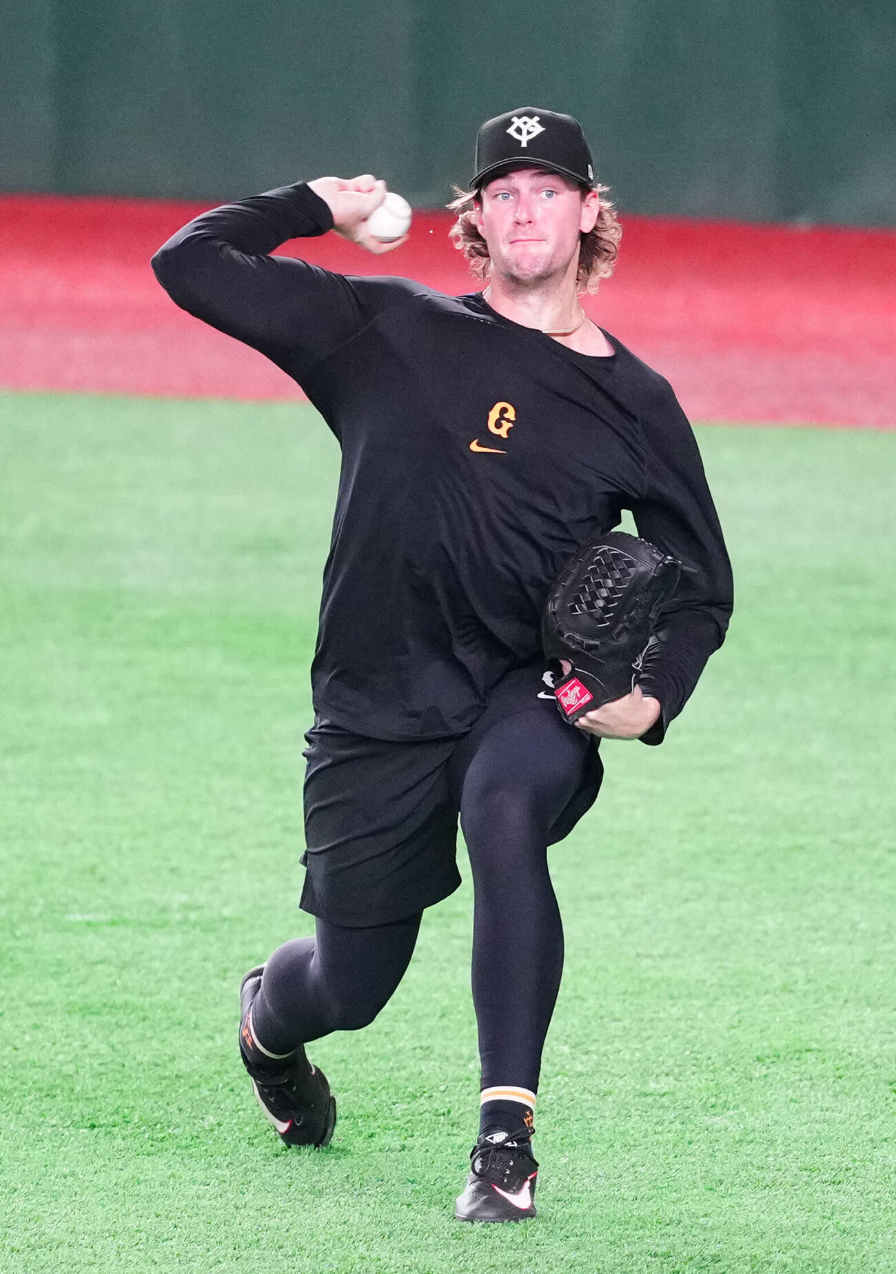 巨人対DeNA　試合前練習でキャッチボールする巨人フォレスト・ウィットリー（撮影・江口和貴）