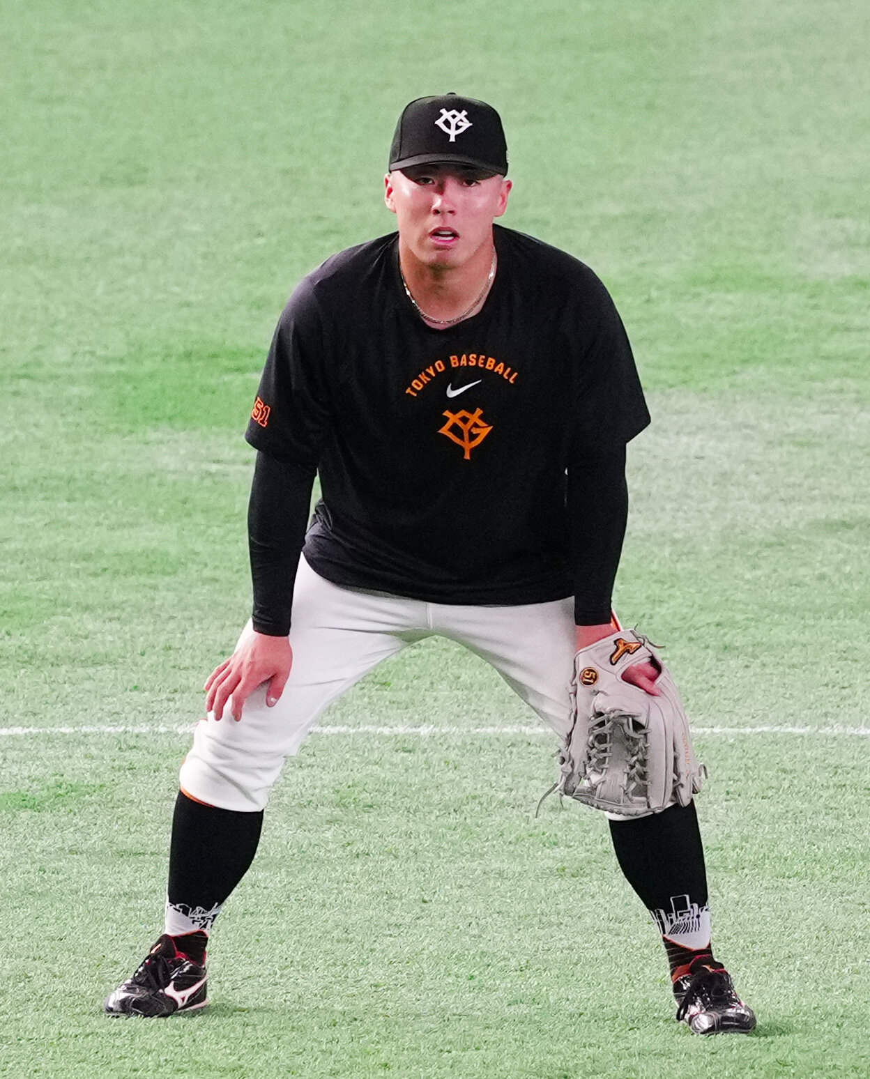 巨人対DeNA 1軍に合流し、試合前、ノックを受ける巨人浅野翔吾（撮影・江口和貴）