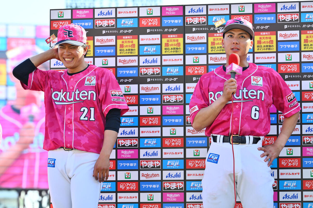 楽天対ソフトバンク　ヒーローインタビューを受ける楽天村林一輝（右）と早川隆久（撮影・滝沢徹郎）