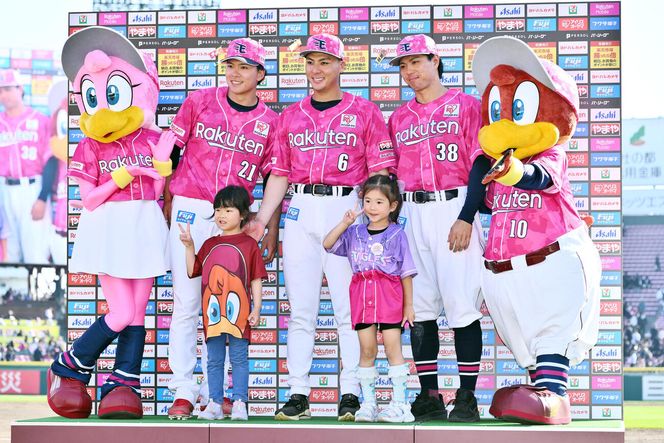 楽天対ソフトバンク　ヒーローインタビューを終え記念撮影する楽天の、左から早川隆久、村林一輝、佐藤直樹（撮影・滝沢徹郎）　