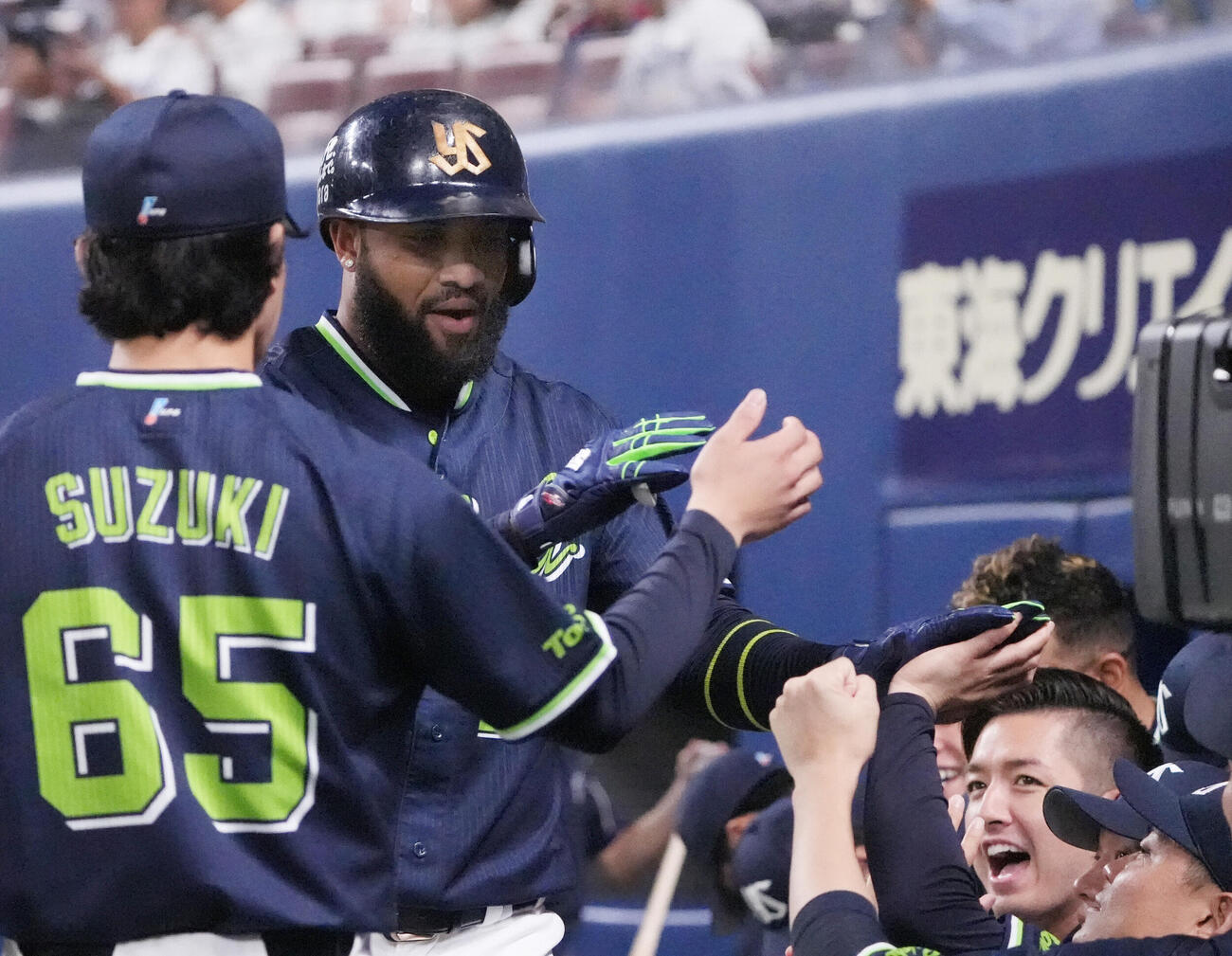 中日対ヤクルト　1回表ヤクルト1死、ドミンゴ・サンタナ（左から2人目）は本塁打を放ちナインとタッチを交わす（撮影・森本幸一）