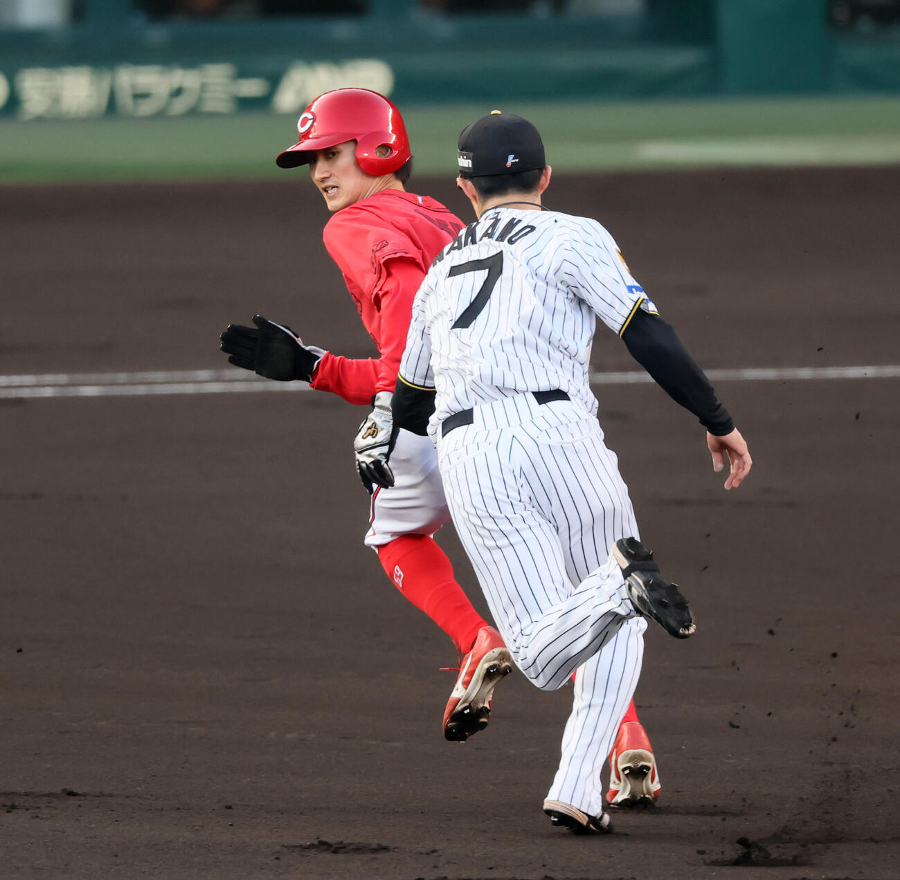 阪神対広島　1回表広島1死一塁、一走辰見鴻之介は大竹耕太郎のけん制球で飛び出し一、二塁間で挟殺される（撮影・加藤哉）
