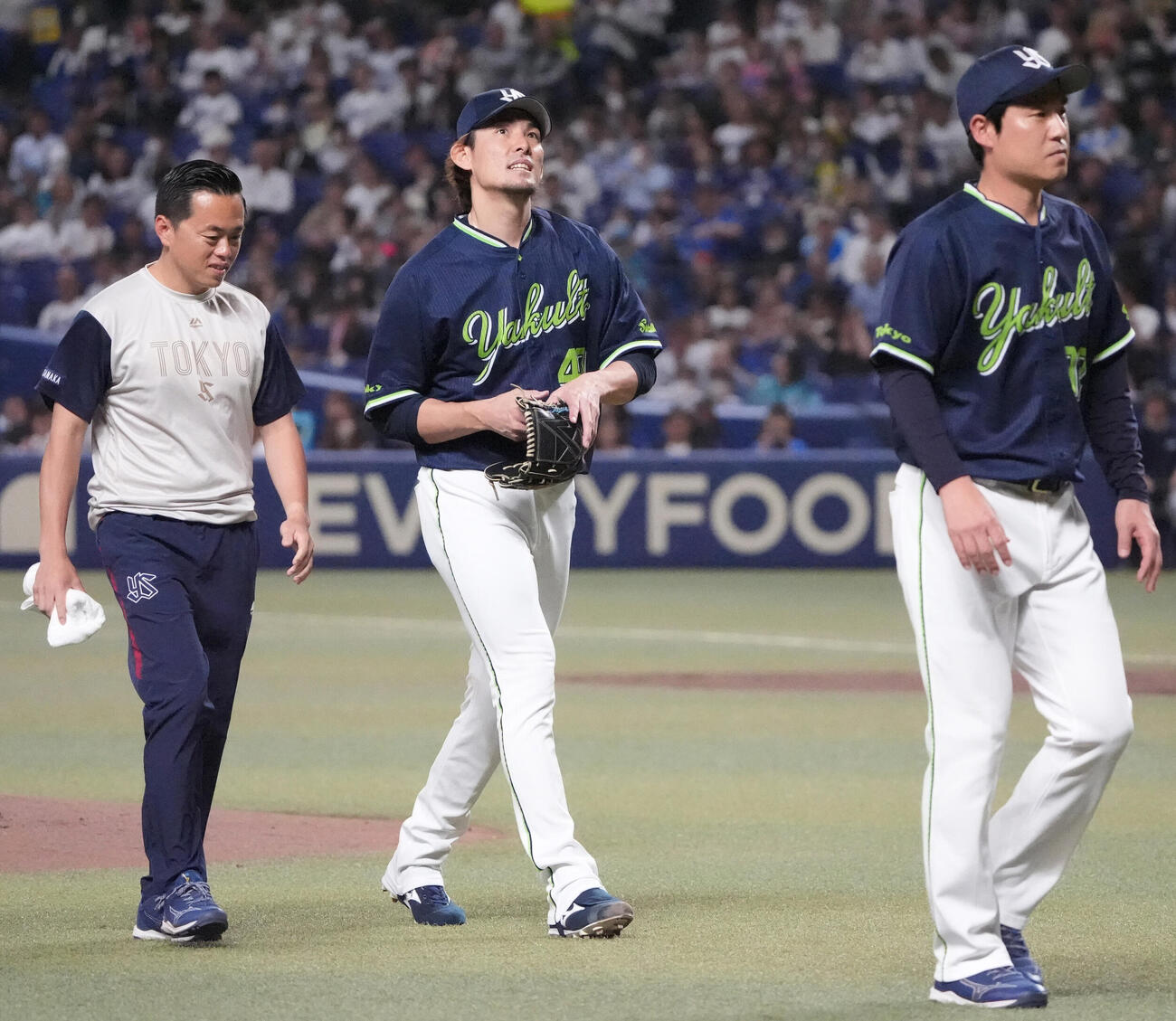 中日対ヤクルト　1回裏中日無死、ヤクルト先発の高梨裕稔（中央）は大島洋平の打球が当たりベンチへ戻る（撮影・森本幸一）