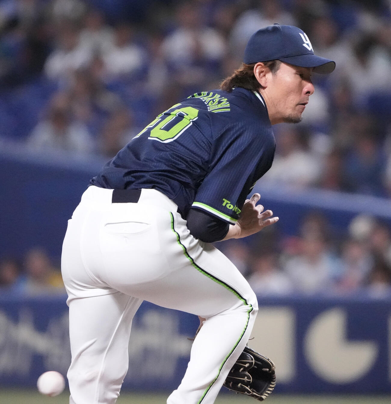 中日対ヤクルト　1回裏中日無死、ヤクルト先発の高梨裕稔に大島洋平お打球が当たる（撮影・森本幸一）