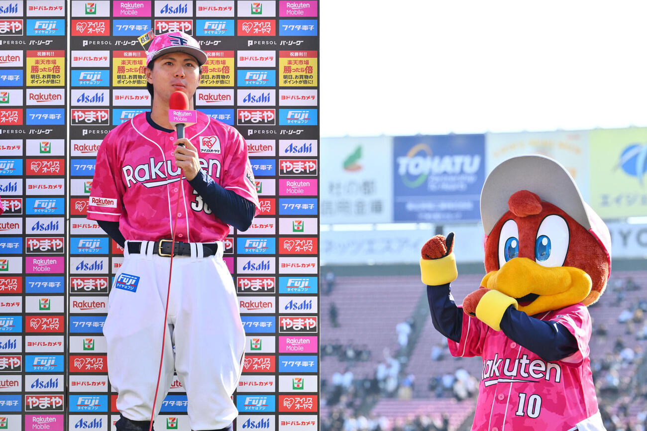 楽天対ソフトバンク　ヒーローインタビューを受ける楽天佐藤直樹（撮影・滝沢徹郎）