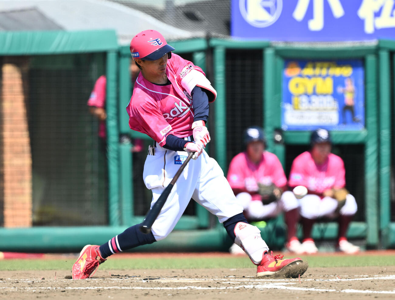 楽天対ソフトバンク　2回裏楽天2死一、二塁、佐藤直樹は左越え3点本塁打を放つ（撮影・滝沢徹郎）　
