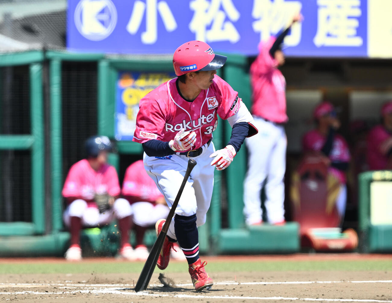 楽天対ソフトバンク　2回裏楽天2死一、二塁、佐藤直樹は左越え3点本塁打を放つ（撮影・滝沢徹郎）　