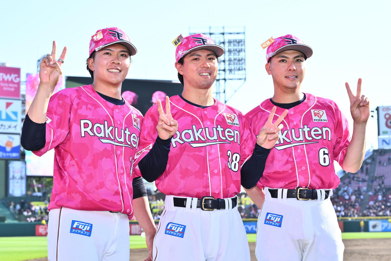 楽天対ソフトバンク　ヒーローインタビューを終え記念撮影する、左から楽天早川隆久、佐藤直樹、村林一輝（撮影・滝沢徹郎）　