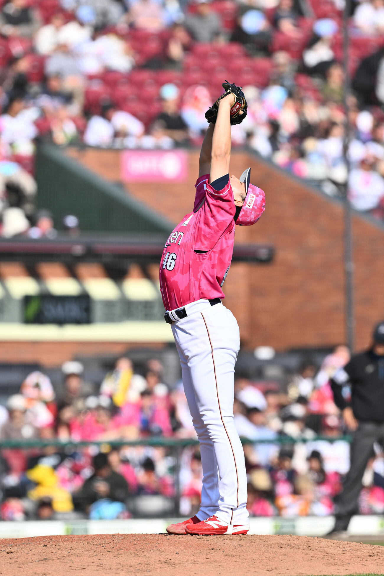 楽天対ソフトバンク　9回表途中から楽天3番手の登板に臨む藤平尚真（撮影・滝沢徹郎）