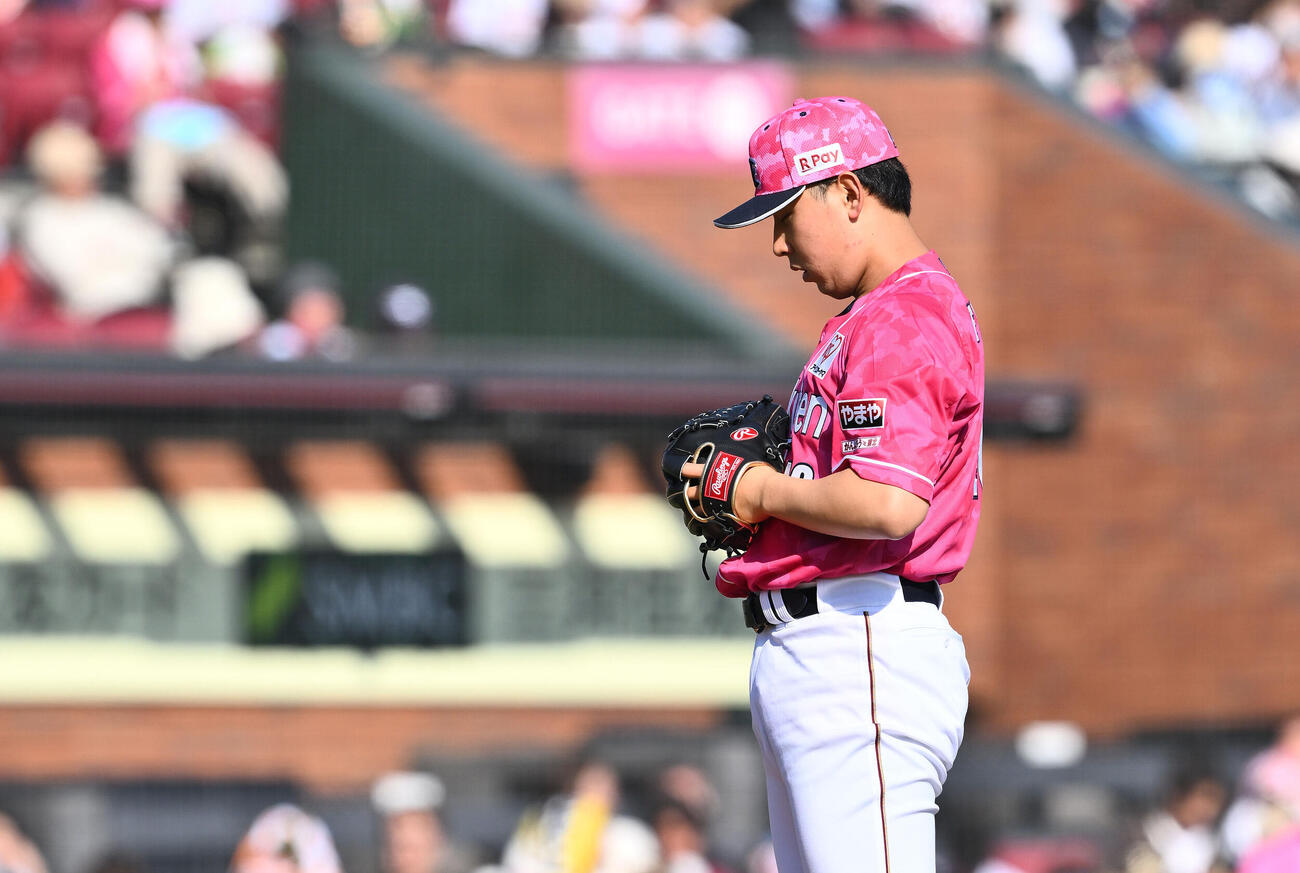 楽天対ソフトバンク　9回表途中から楽天3番手の登板に臨む藤平尚真（撮影・滝沢徹郎）