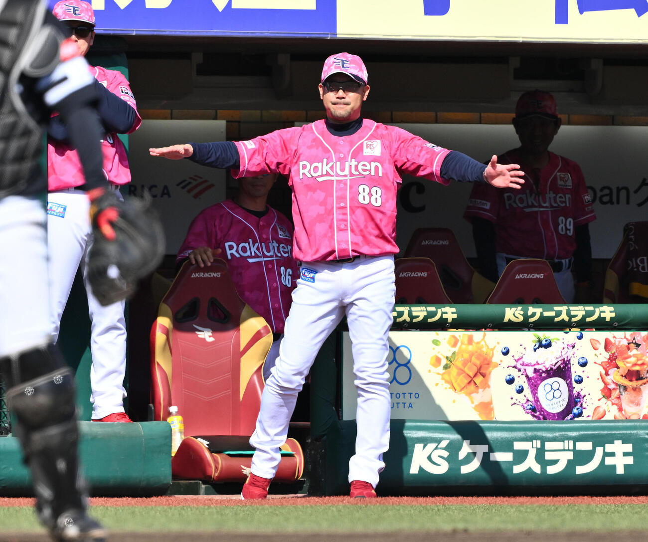 楽天対ソフトバンク　6回裏楽天1死三塁、佐藤直樹の本塁アウトに判定にリクエストする三木肇監督（撮影・滝沢徹郎）