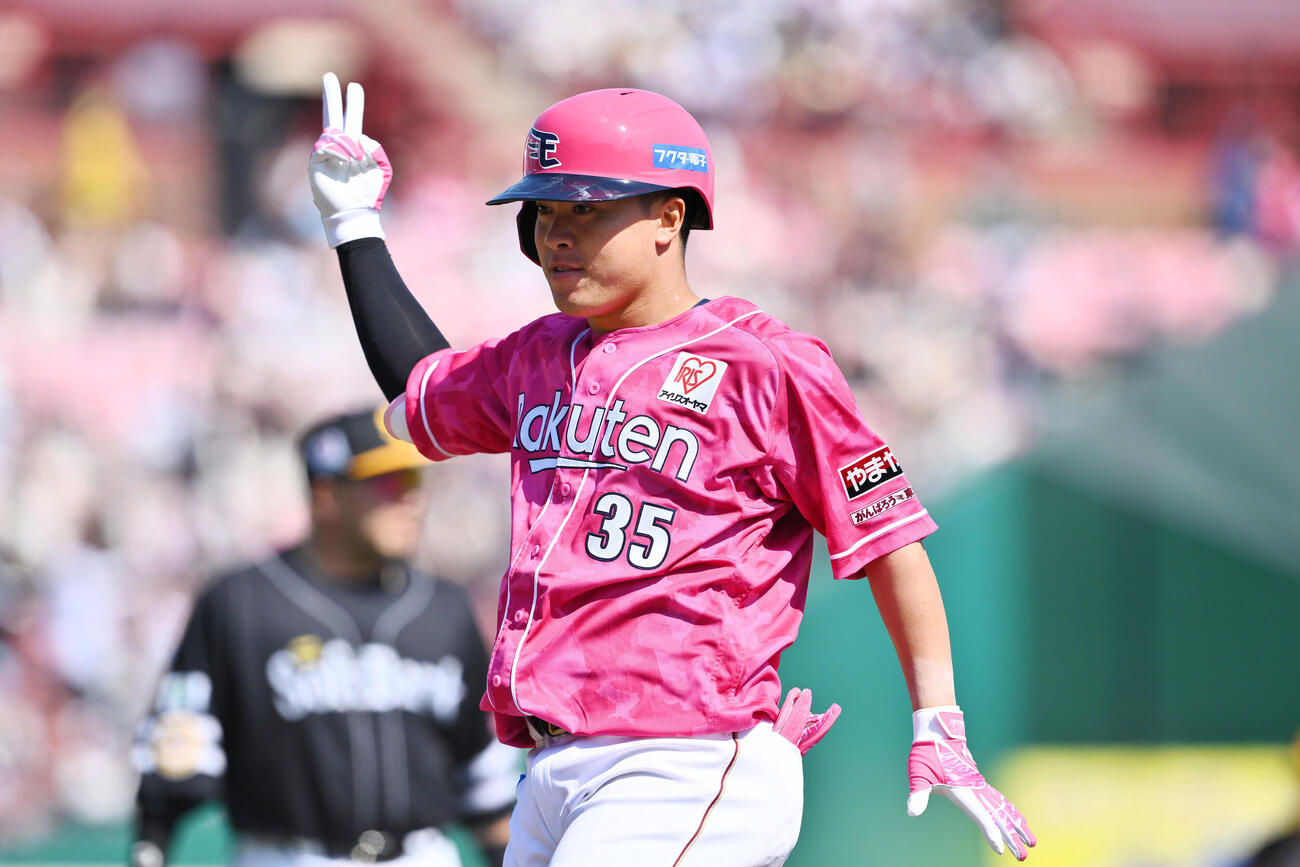 楽天対ソフトバンク　4回裏楽天2死二塁、渡辺佳明は適時打を放ちポーズを決める（撮影・滝沢徹郎）