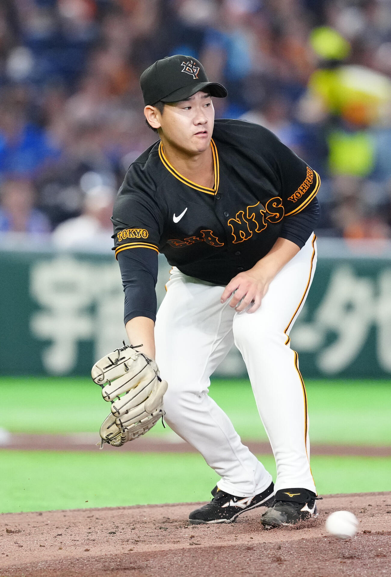 巨人対DeNA 2回表DeNA無死、二ゴロとなった佐野恵太の打球に反応する先発の井上温大（撮影・江口和貴）