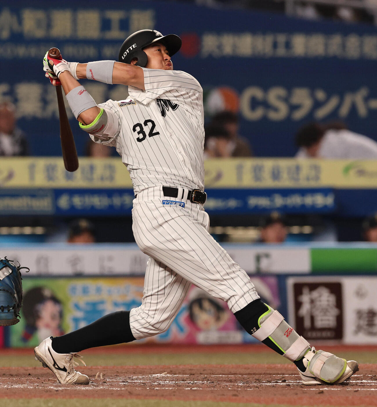 ロッテ対オリックス　3回裏ロッテ2死三塁、2点本塁打を放つ佐藤都志也（撮影・野上伸悟）