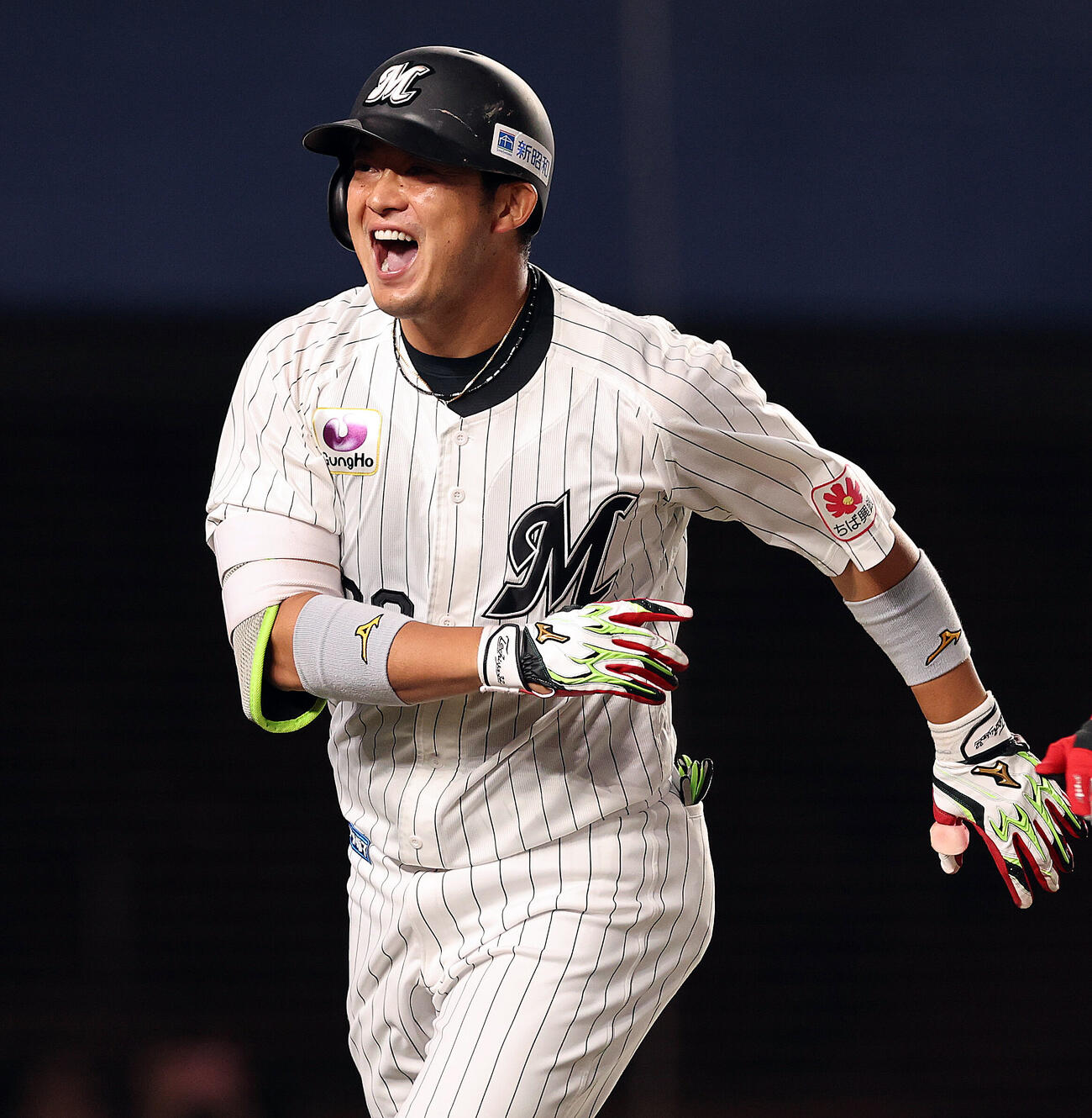 ロッテ対オリックス　3回裏ロッテ2死三塁、2点本塁打を放ち喜ぶ佐藤都志也（撮影・野上伸悟）