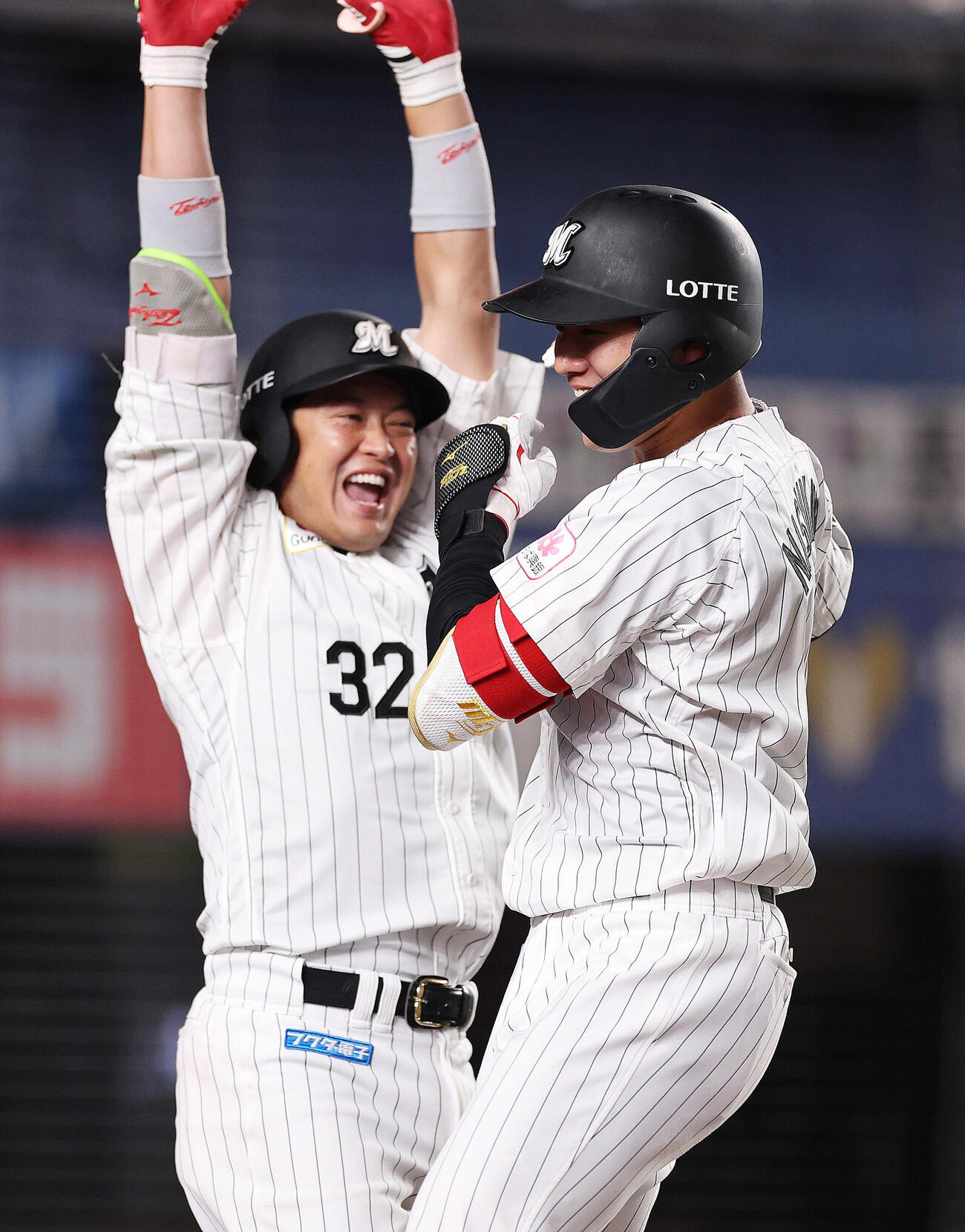 ロッテ対オリックス　7回裏ロッテ2死一、三塁、3点本塁打を放ち佐藤都志也（左）と喜ぶ西川史礁（撮影・野上伸悟）