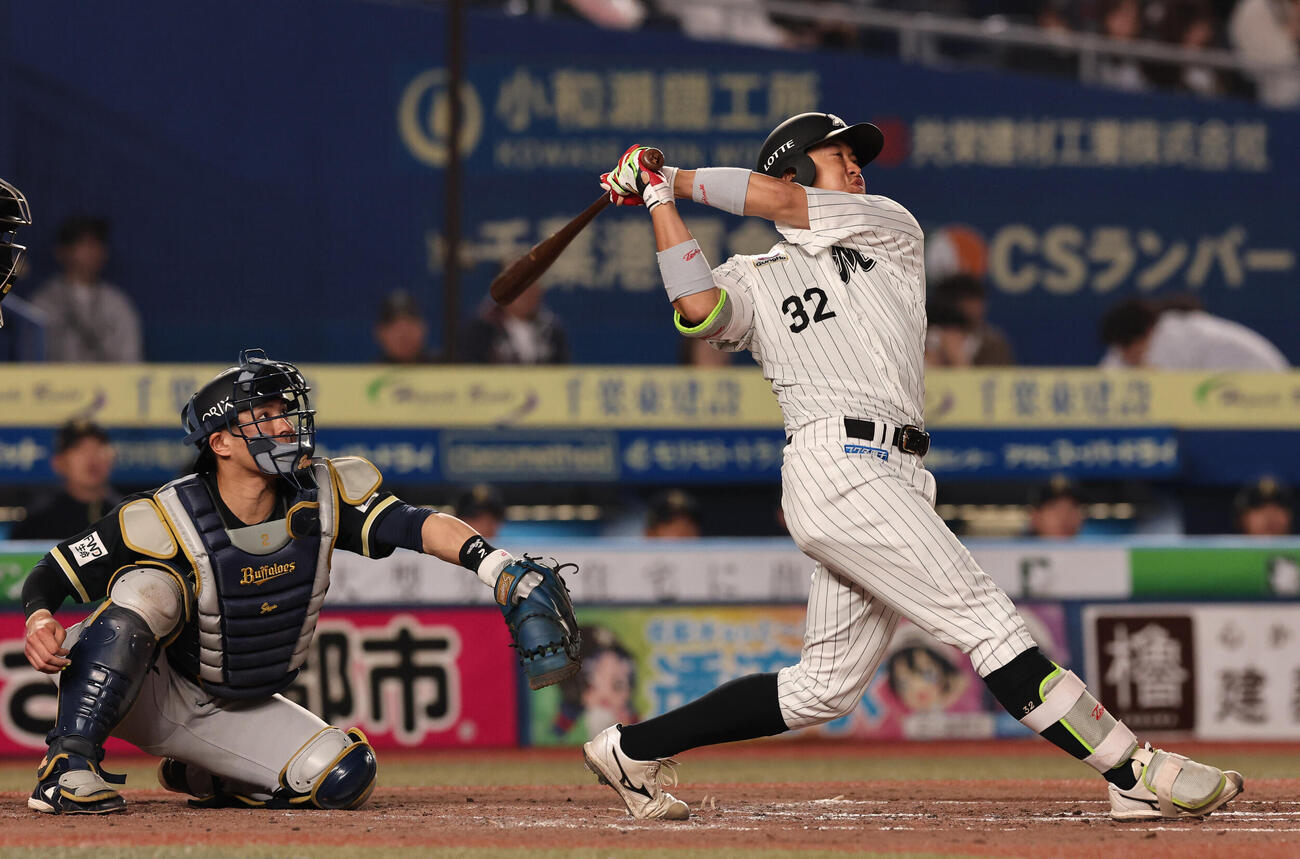 ロッテ対オリックス　3回裏ロッテ2死三塁、2点本塁打を放つ佐藤都志也（撮影・野上伸悟）