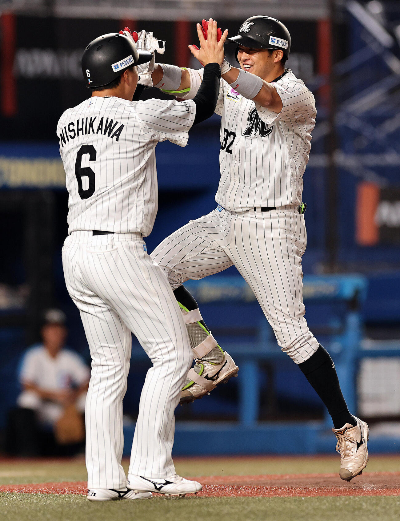 ロッテ対オリックス　3回裏ロッテ2死三塁、2点本塁打を放ち喜ぶ佐藤都志也（撮影・野上伸悟）
