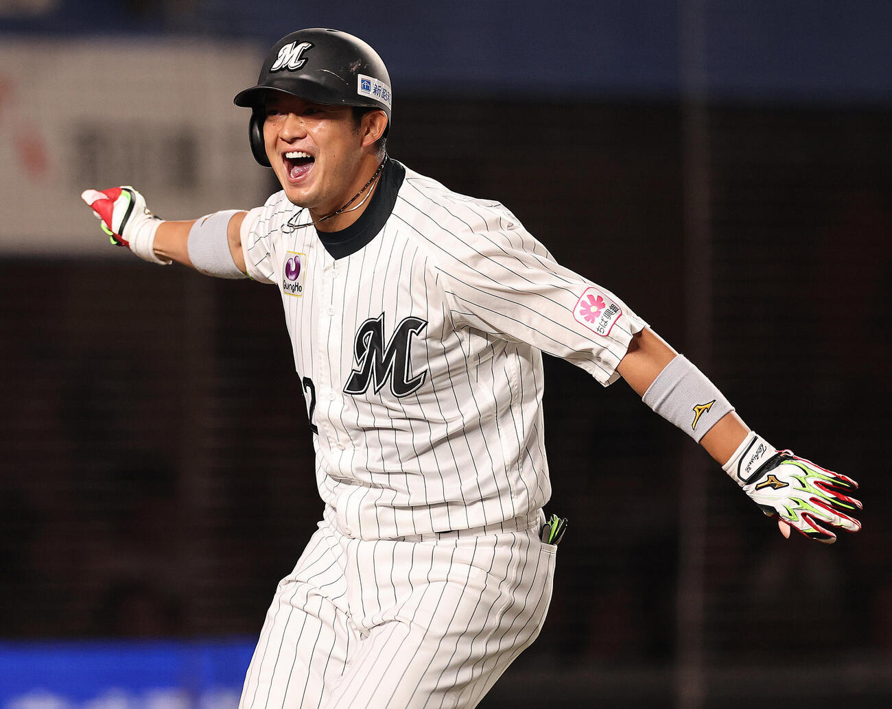 ロッテ対オリックス　3回裏ロッテ2死三塁、2点本塁打を放ち喜ぶ佐藤都志也（撮影・野上伸悟）