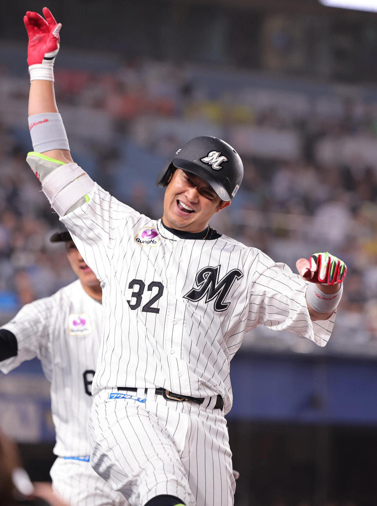 ロッテ対オリックス　3回裏ロッテ2死三塁、2点本塁打を放ち喜ぶ佐藤都志也（撮影・野上伸悟）