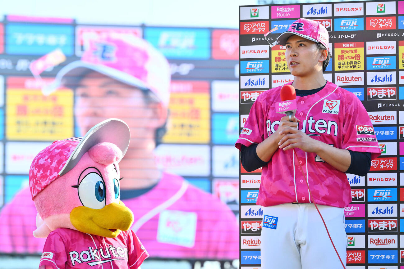 楽天対ソフトバンク　ヒーローインタビューを受ける楽天早川隆久（撮影・滝沢徹郎）