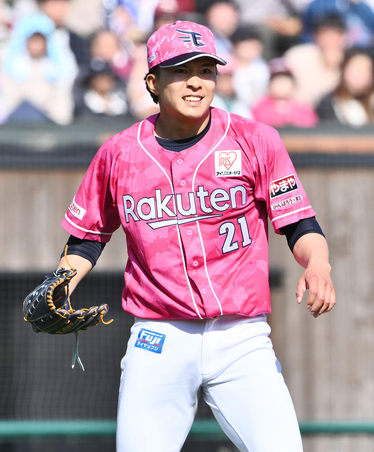 楽天対ソフトバンク　8回表ソフトバンク1死一塁、牧原大成が併殺崩れとなり苦笑いする早川隆久（撮影・滝沢徹郎）