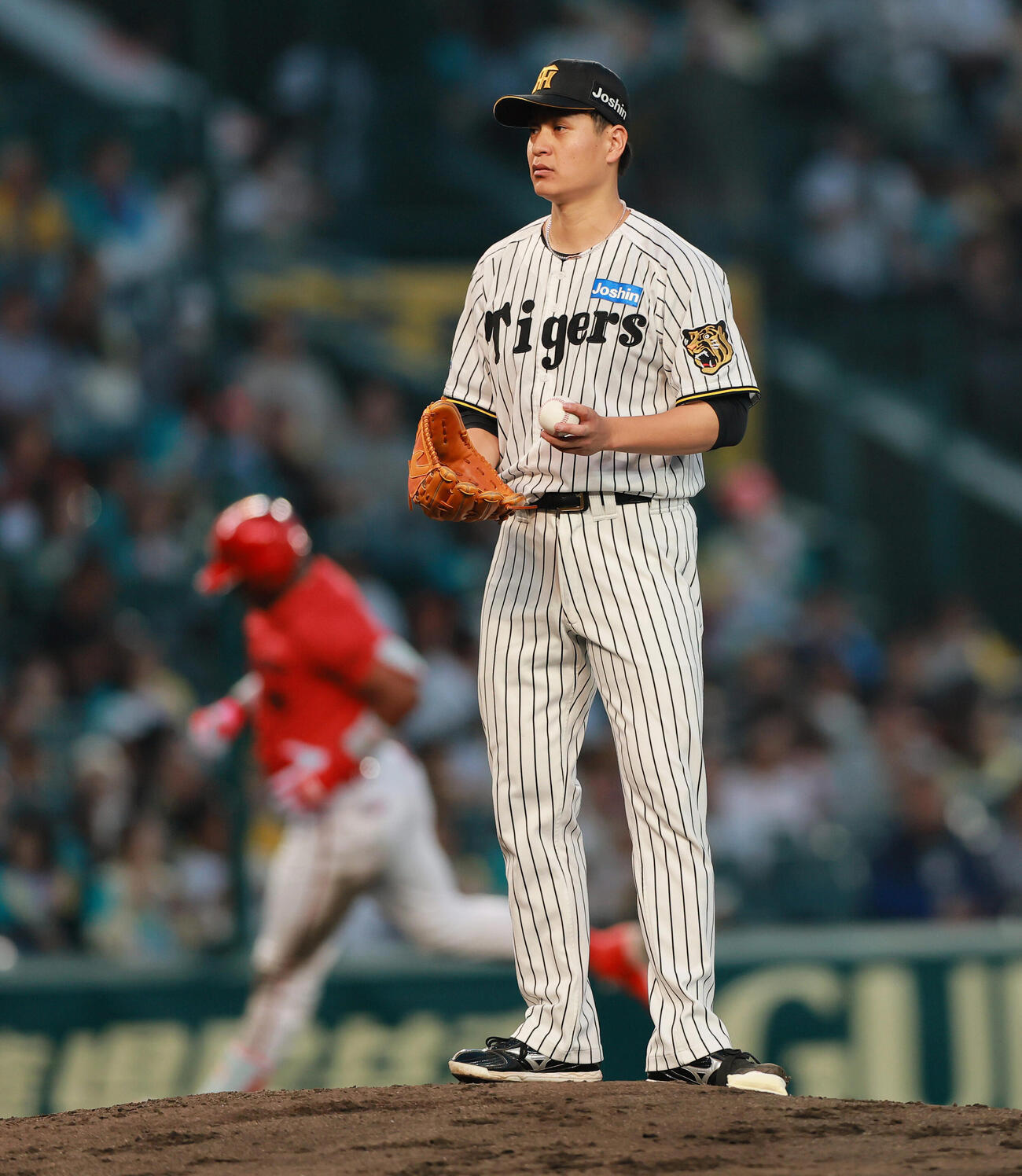 阪神対広島　4回表広島2死、大竹耕太郎（手前）はエレフリス・モンテロに本塁打を浴びる（撮影・上山淳一）